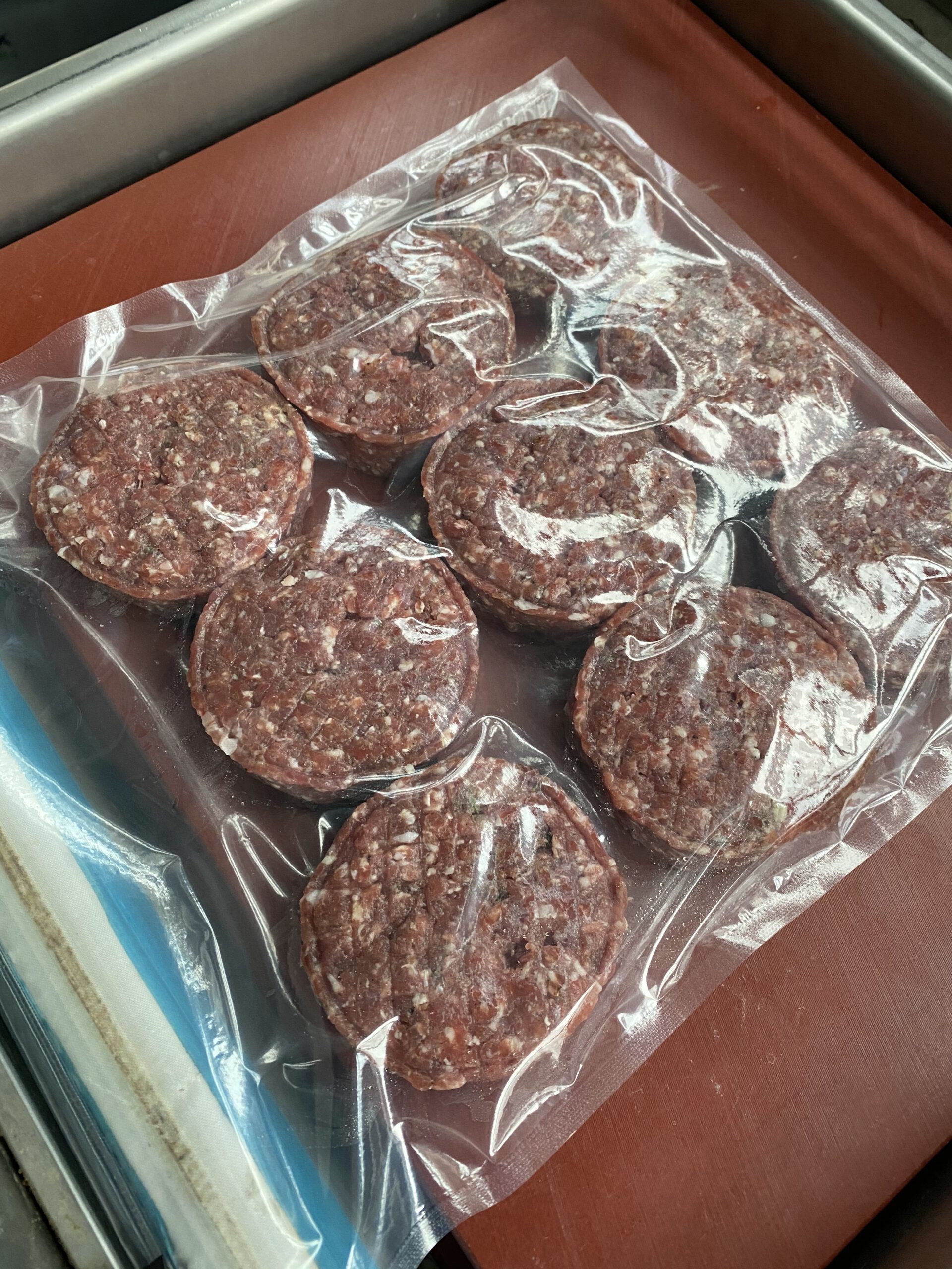 Burger Patties im Vakuumbeutel