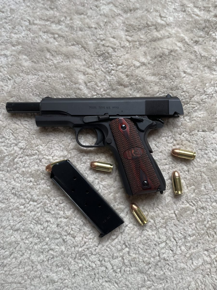 Pistole 1911 mit Magazin und Patronen