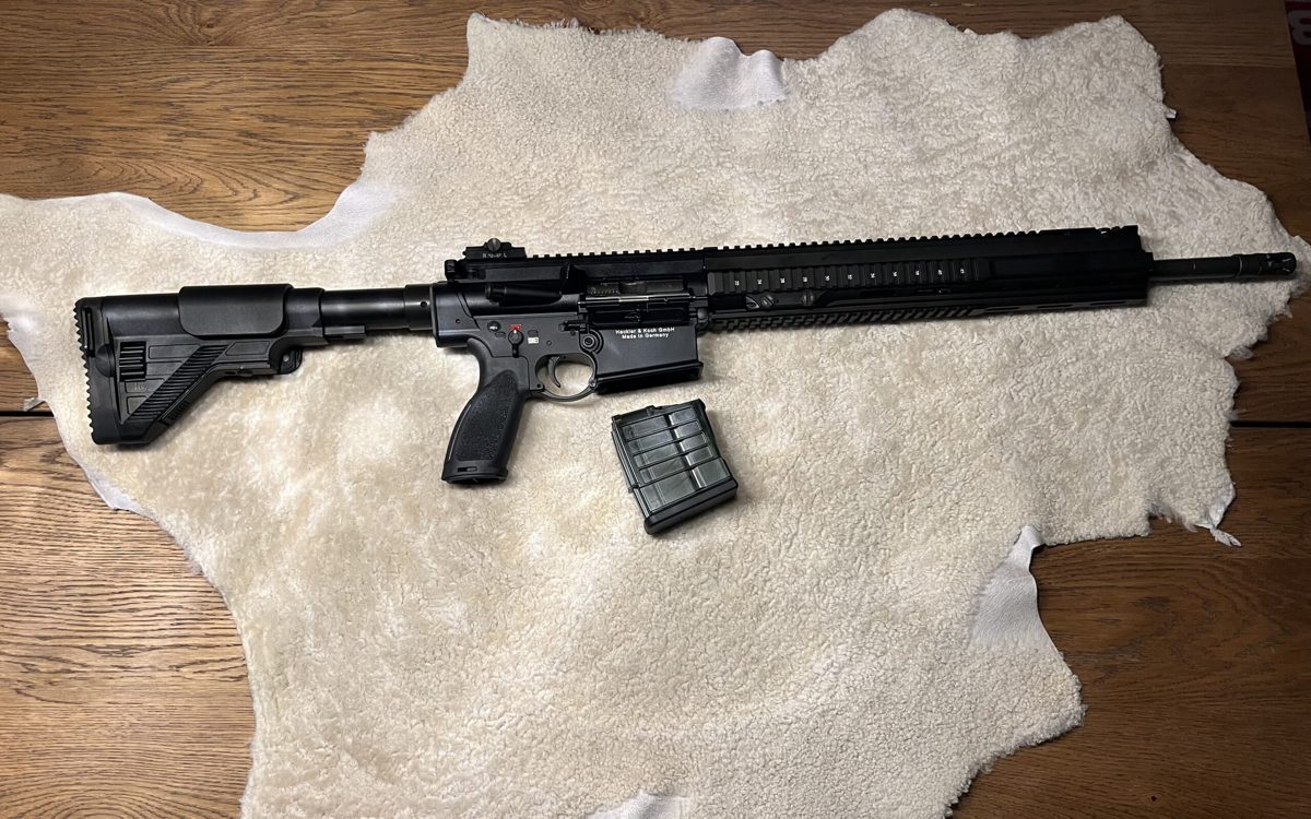Heckler & Koch MR308 A3 mit Magazin auf einem Fell